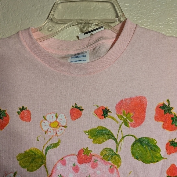 Strawberry shortcake Pink Graphic T-Shirt - Naturally Sweet nwt size medium - Picture 6 of 11